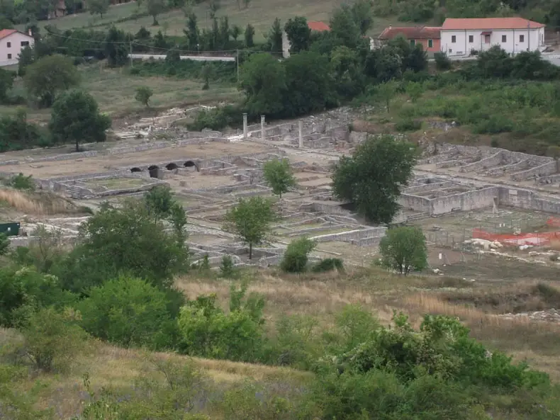 Alba Fucens  un sito archeologico italico, nata come colonia di diritto latino, che occupava una posizione elevata e ben fortificata (situata a quasi 1.000 m s.l.m.) ai piedi del Monte Velino, a 7 km circa a nord dell'odierna citt di Avezzano.